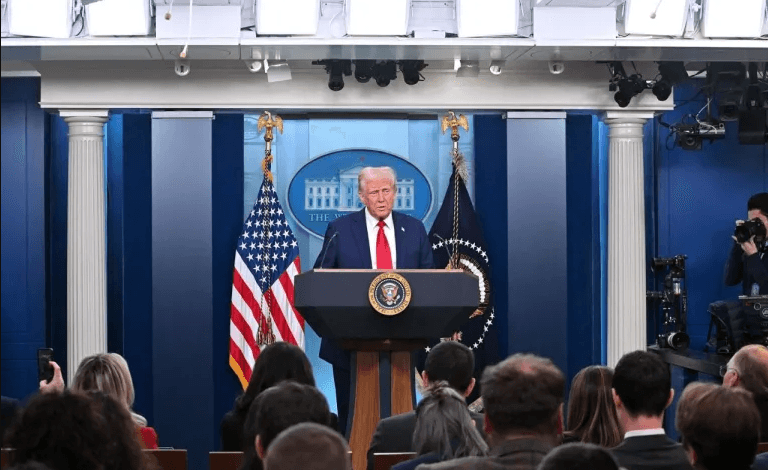El presidente Donald Trump habla en la sala de prensa Brady de la Casa Blanca el jueves en Washington, DC.