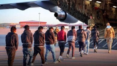 Manaos recibe el primer vuelo con 88 brasileños deportados por EE. UU.: esposados y con los pies atados