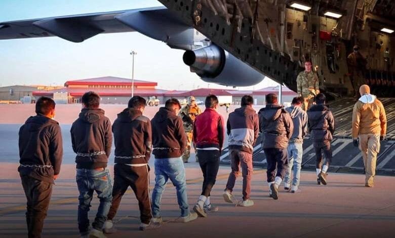 Manaos recibe el primer vuelo con 88 brasileños deportados por EE. UU.: esposados y con los pies atados